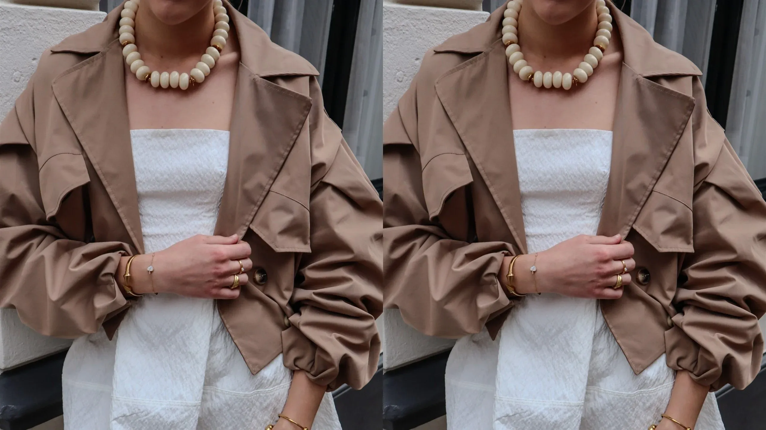 Model in een camel trenchcoat met grote houten kralenketting